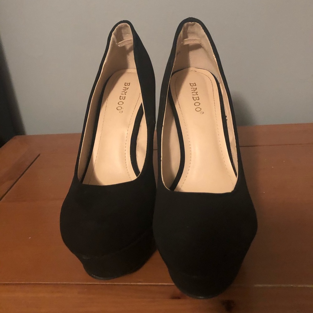 Black wedges